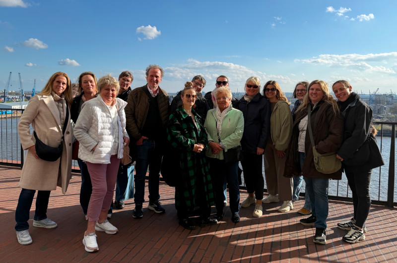 Besuchergruppe auf der Aussichtsplattform der Elbphilharmonie in Hamburg