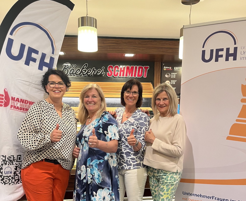 4 Frauen vor Roll-ups Vorstand der Unternehmerfrauen im Handwerk Arbeitskreis Schleswig