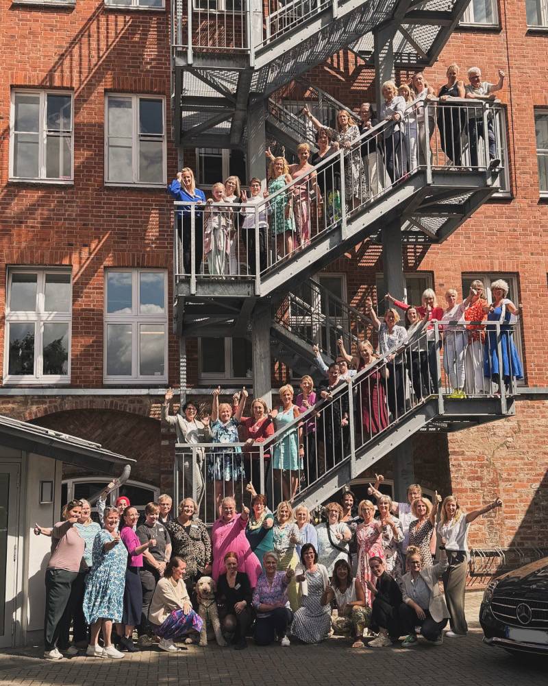 Teilnehmerinnen des Landesverbandstag UFH in Lübeck, Gruppenbild auf einer Feuertreppe an einer Außenmauer