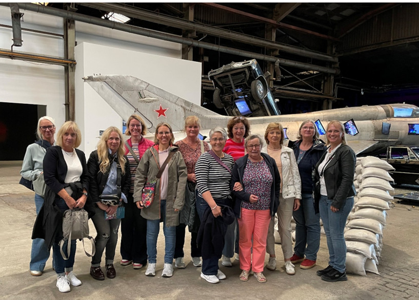Gruppenfoto: Frauen auf NordArt, im Hintergrund zeitgenössische Kunst, UFH SH AK Rendsburg-Eckernförde