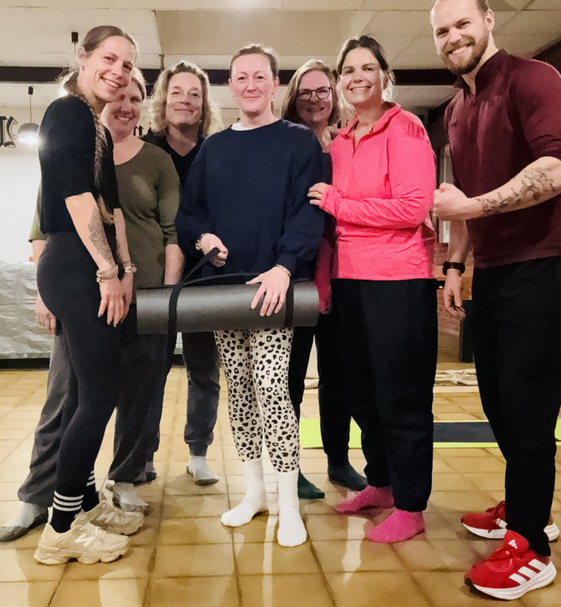 Gruppenfoto: Teinehmerinnen Rückenschule im Sportdress mit Trainer